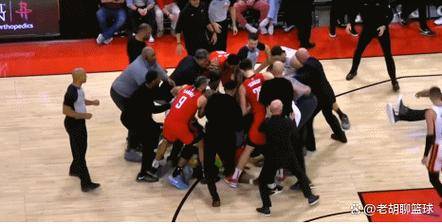激烈比赛引起球员冲突，裁判出手制止