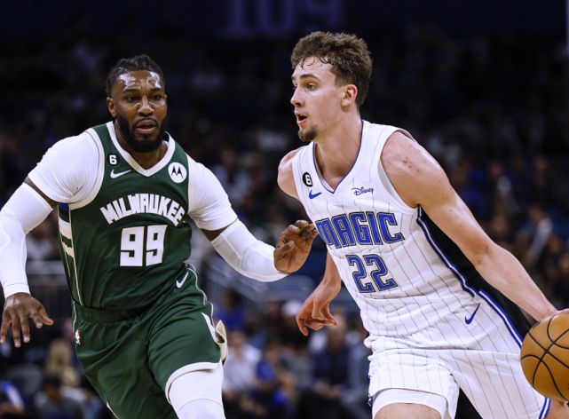 莱万多夫斯基迎来十赛季高光表现，雄鹿球迷沸腾！